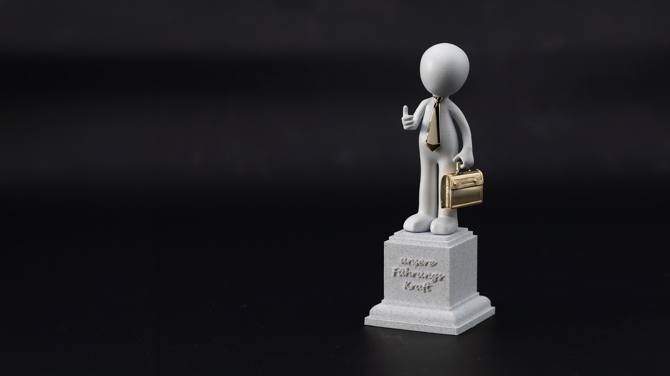 3D-Druck Sonderanfertigung - Maßanfertigung Führungskraft - Mensch mit goldener Krawatte und Aktenkoffer - formscale